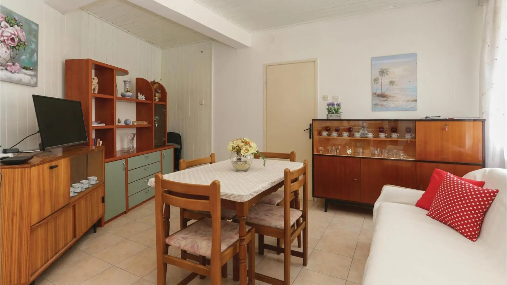 2 Bedroom Stunning Apartment In Kastel Kambelovac Kastela