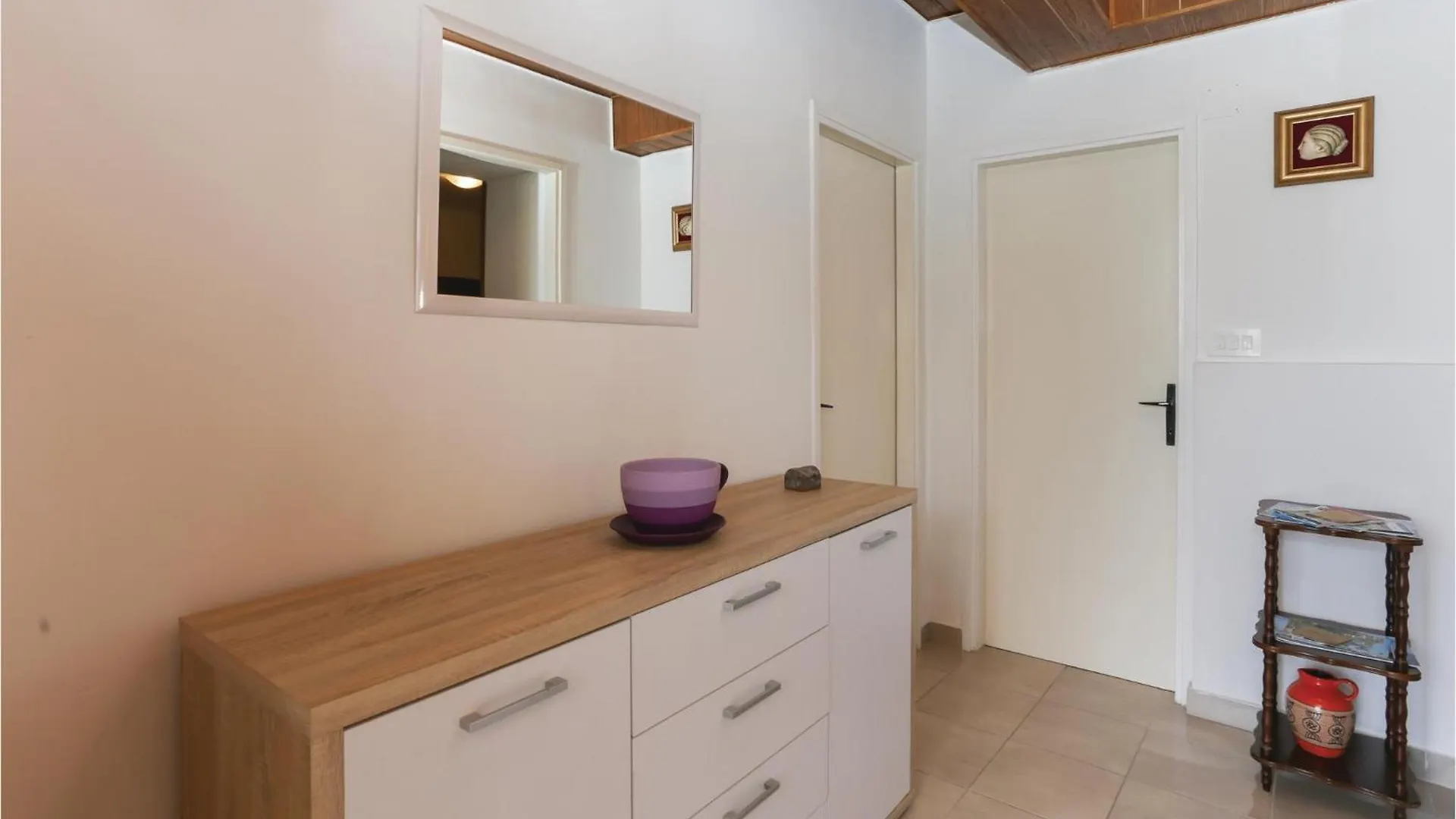 2 Bedroom Stunning Apartment In Kastel Kambelovac Kaštela