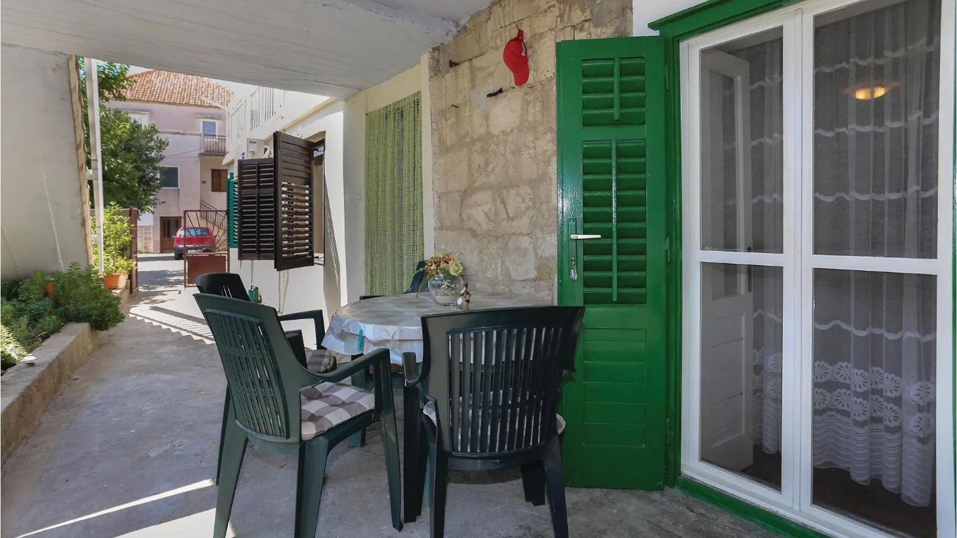2 Bedroom Stunning Apartment In Kastel Kambelovac Kastela