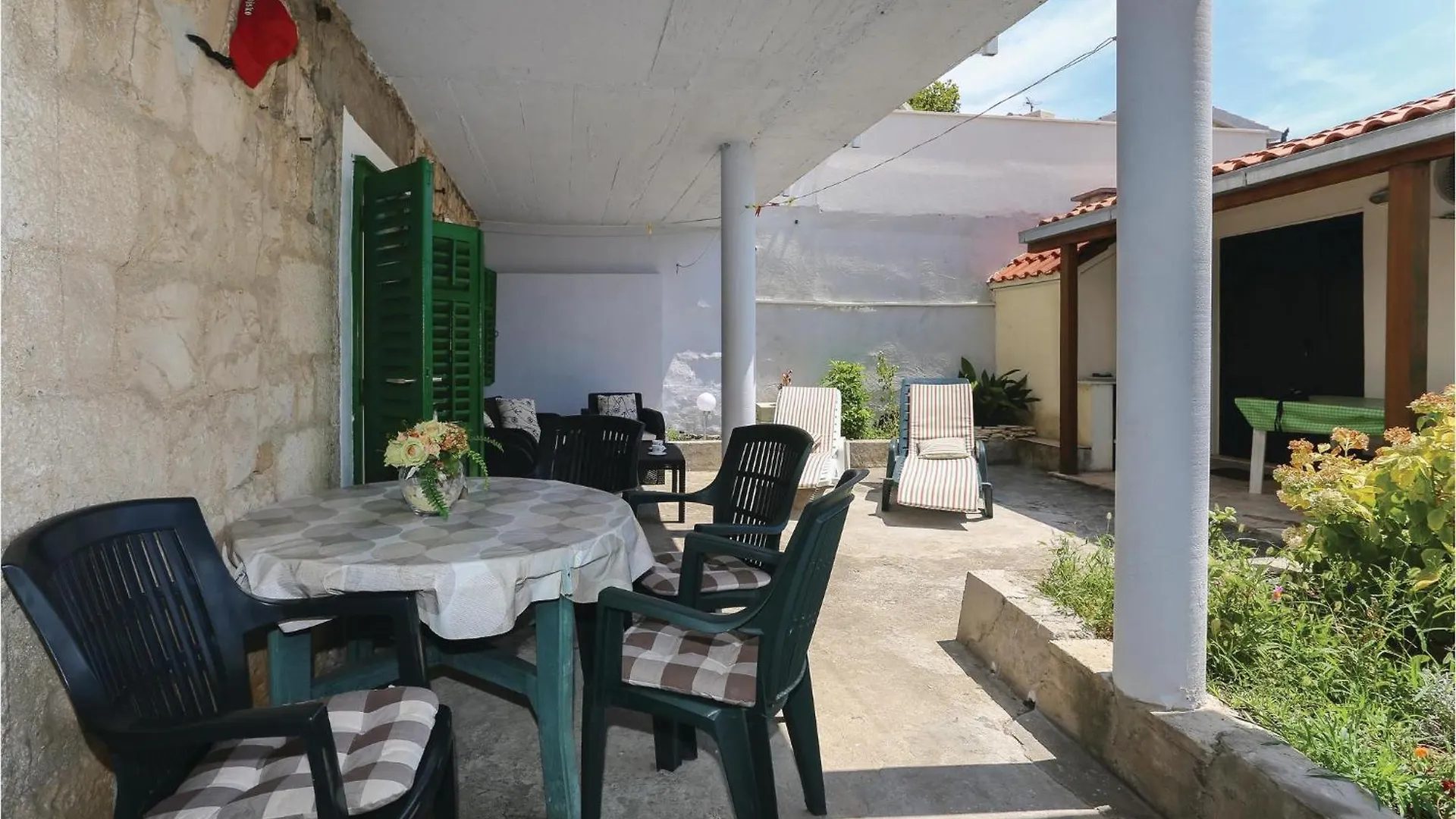 2 Bedroom Stunning Apartment In Kastel Kambelovac Kastela