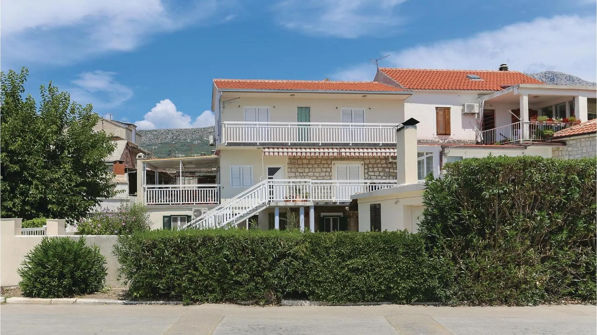 2 Bedroom Stunning Apartment In Kastel Kambelovac Kastela