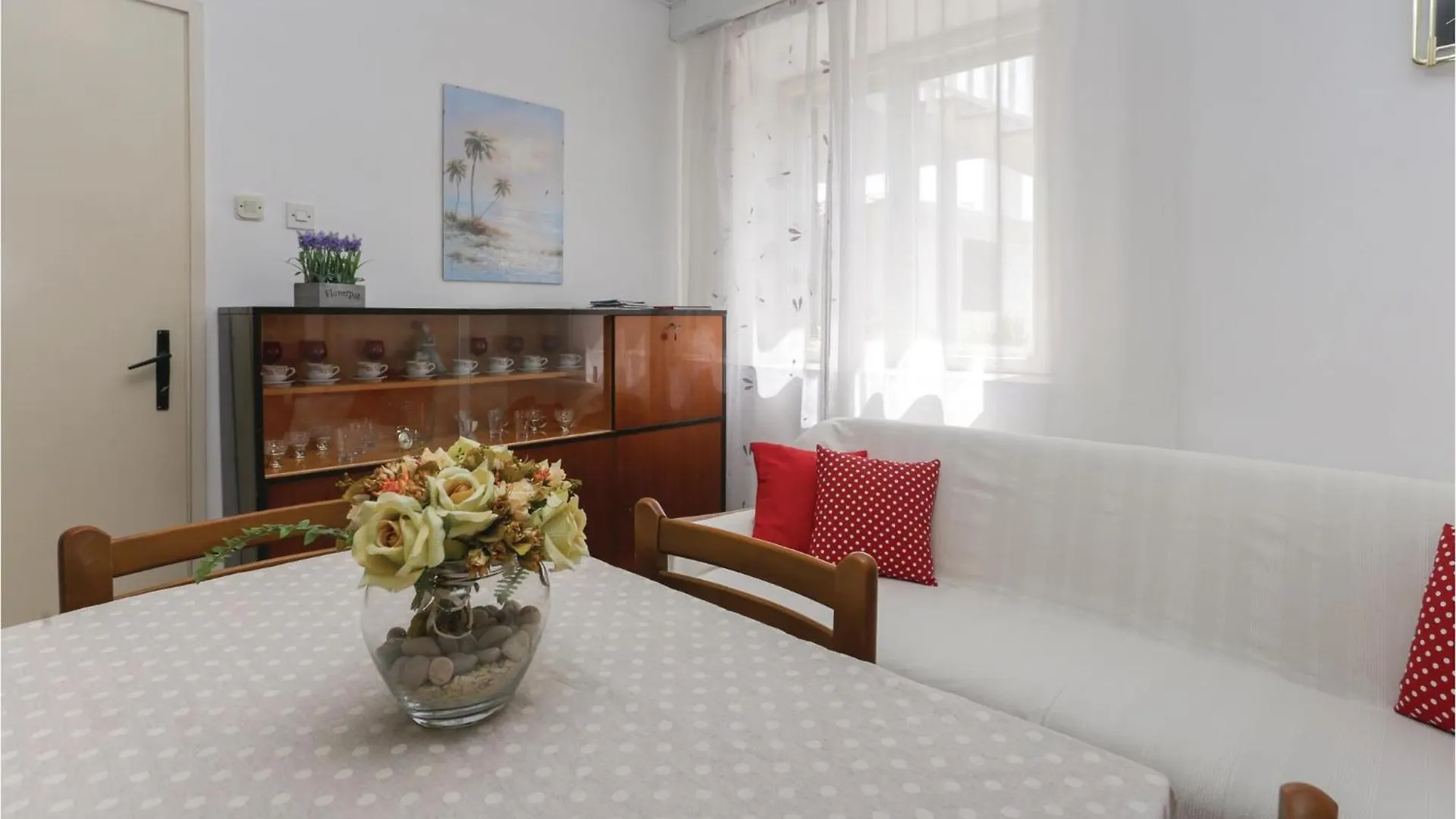 2 Bedroom Stunning Apartment In Kastel Kambelovac Kastela 0*,